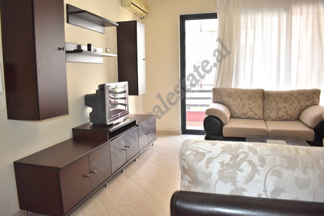 Apartament 2+1 per qera ne rrugen Rexhep Shala ne Tirane.
Ndodhet ne katin e katert ten je pallati 